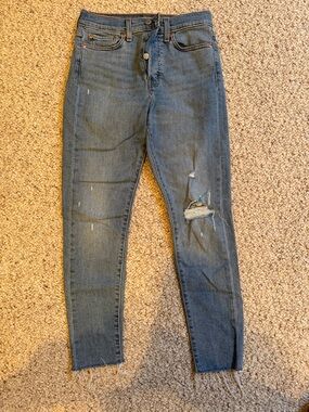 Levi's Women's Skinny Jeans in Medium Blue with Ripped Knee